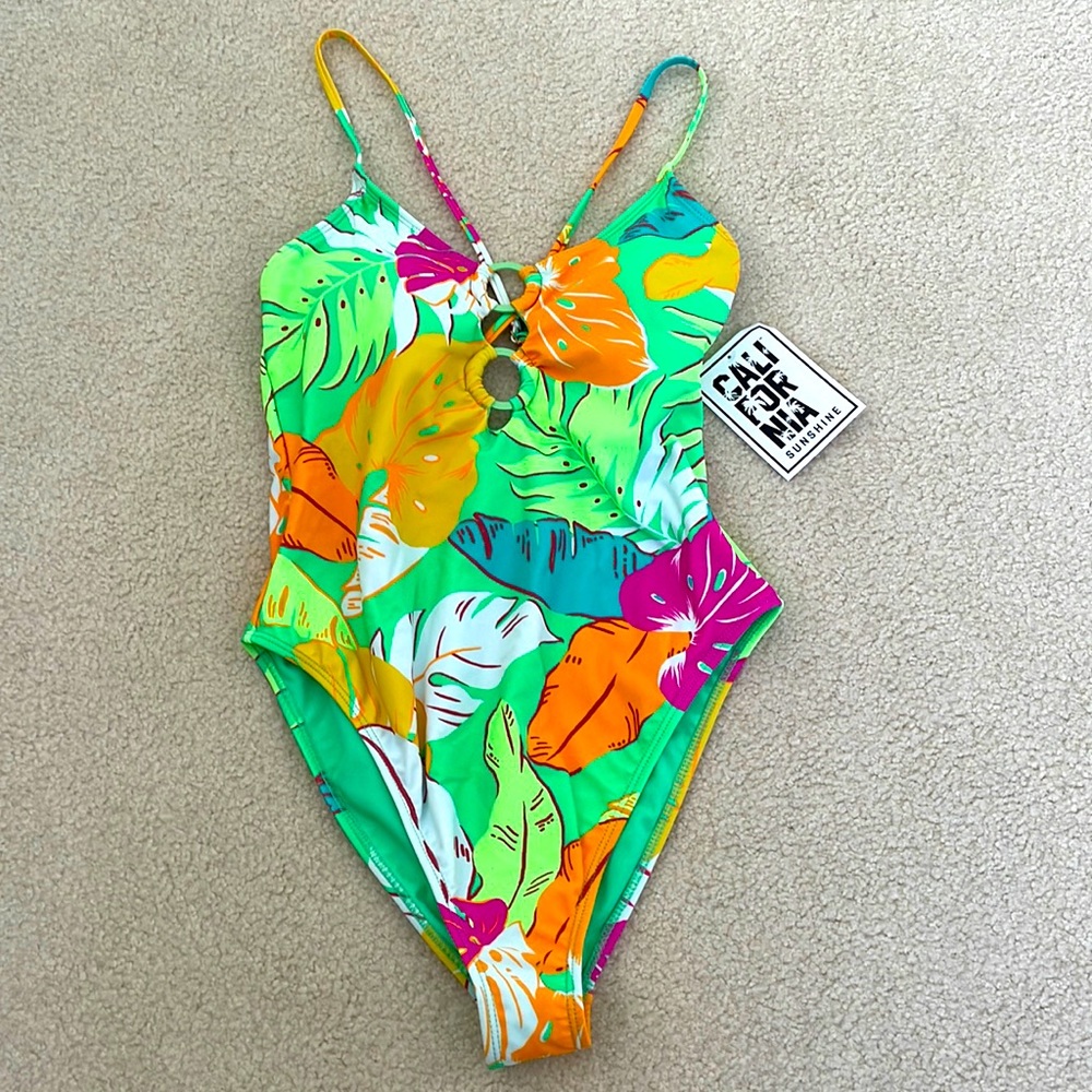 Tropical Themed Swimsuit - NWT! 🏝